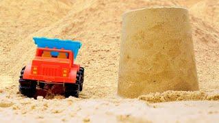 4 машинки и город в песочнице Игры для детей. Развивающие видео с песком