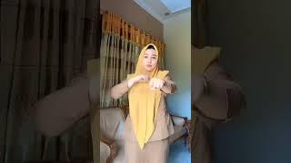 tiktok jilbab kuning pakai baju cokelat lagi tapi tidak pakai kacamata terus itu nya cokelat