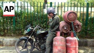 People in New Delhi struggle to cope with heatwave affecting the country