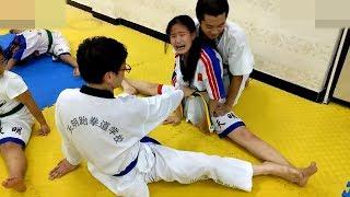 Taekwondo split training pain is the lubricant of success