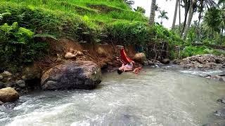 Suasana mandi di sungai bersama Anak2 Di desa Indah dan Sejuk