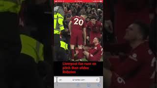 Liverpool  fan runs on pitch then slides Robertson and klopp got angry Man Utd v Liverpool 