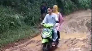 Kondisi Jalan Di Banyuasih Kec Cigudeg Rusak Parah Warga Menanti Perbaikan Dari Pemkab Bogor