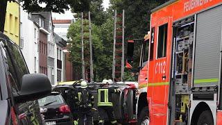 PKW kippt auf Seite - Feuerwehr dreht PKW mit Fahrerin drin um in Bonn-Vilich-Rheindorf am 19.07.24