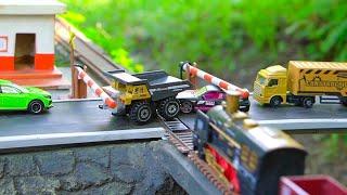 Railking Lokomotive Hits Coal Truck at Railroad Crossing