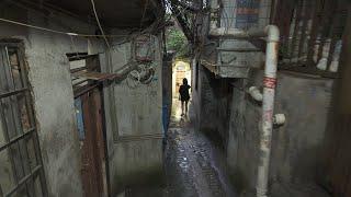 Chinas Urban Village Walk. Dark alleys and shabby noisy streets. Meikuang Village Guiyang City・4K