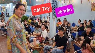 DIVA Cát Thy vỡ trận đón nhiều Việt kiều Mỹ - Ẩm thực Cha Rồng bánh tráng trộn