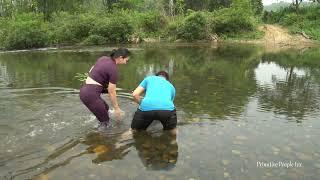 Set traps to catch fish bathe in the river cook together happily live happily with gentle nature