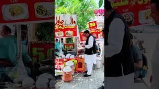 راولپنڈی سابق وفاقی وزیر داخلہ شیخ رشید احمد مری روڈ پر دال چاول کھاتے ہوئے