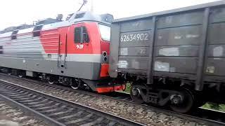 3ЭС5К-1439 Ермак с грузовым поездом проезжает платформу Лесная.