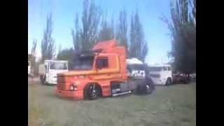 SCANIA TIRANDO TROMPOS