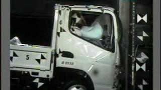 a_CRASH TEST MITSUBISHI CANTER EURO 4