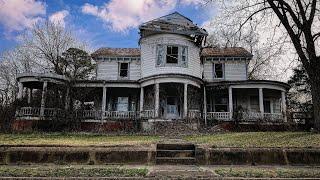 Step Inside This Totally Packed Abandoned Manor House in South Carolina built in 1870