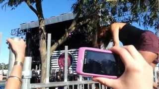 GIRL WEDGIES HERSELF JUMPING A FENCE BLINK 182 MELBOURNE SOUNDWAVE 2013