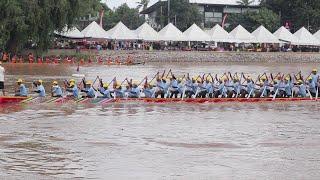 PRACTICE BOAT RACING IN SANGKE RIVER IN BATTAMBANG FOR WATER FESTIVALALOT OF BOATS AND CROWDED.