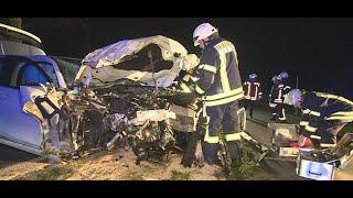 BMW kracht gegen Baum in Kalkar