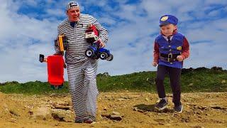 Воришка спрятал игрушечные Тракторы в песке Лео полицейский поймал воришку и помог машинкам.