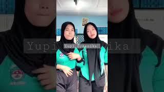 Siswi SMA olahraga seragam ketat