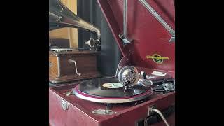 （童謠）丸 房枝 ホイホイ宿がり 78rpm record. Columbia Model No G ｰ 241 phonograph.