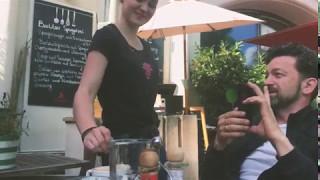 AMPELMANN Prank Chef lässt seinen Kaffee umrühren