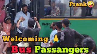 ಬಸ್ ಇಂದ ಇಳಿದವರಿಗೆ ಸ್ವಾಗತ ತಮಾಷೆWelcoming Bus  Passengers  Nanu Tharle  Kannada Prank