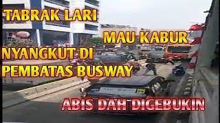 TABRAK LARI KABUR MALAH NYANGKUT DI PEMBATAS BUSWAY Accident in the street stuck in busway