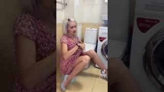 Mini Etekli Sarışın Sexi Hatun ne Yapıyor Acaba