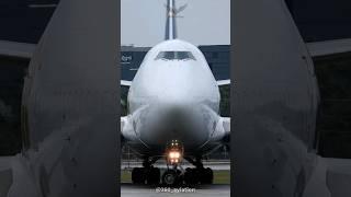 Boeing 747-400 Atlas despegando en un día humedo