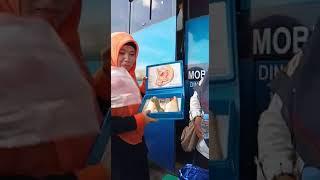 Ibu ibu mainin kontolmasangin kondom....