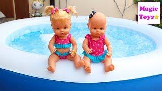 Las Bebés NENUCO HERMANITAS TRAVIESAS juegan en la Casita de Juguete y se bañan en el Jacuzzi
