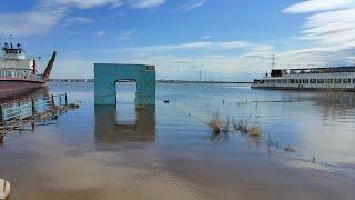 Вода прибывает. Дошла до верха. Паводок на Лене в районе Якутска.