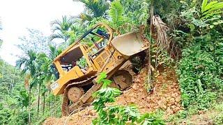 High Risk Work D6R XL Bulldozer Cutting Hill For Mountain Road Construction