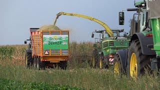 Loonbedrijf Dekker met hun John Deere 8600i s avonds aan het mais hakselen 2022