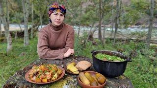 THE WOMAN LIVES ALONE IN THE MOUNTAINS Cooking Potatoes with Meat on Fire