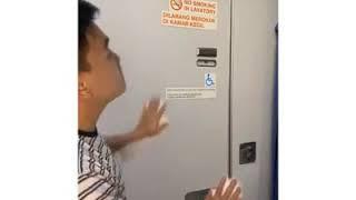 Menggunakan toilet yang ada di dalam pesawat.