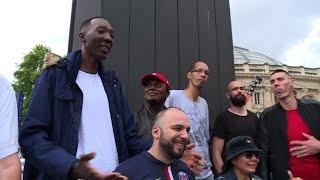 Worlds tallest people stroll the streets of Paris