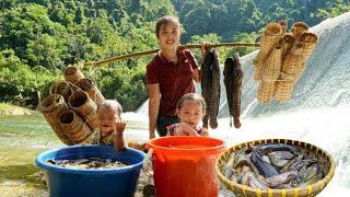 How to catch fish trap fish traditionally bring it to the market to sell with your baby