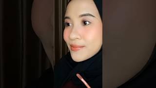 Gak biasa pake glossy lipen #makeup #makeuptutorial #shortsmakeup #glossylips #shortsviral