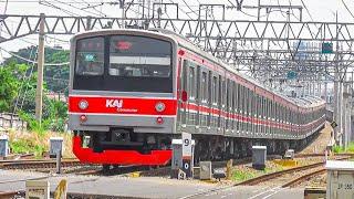 KUMPULAN KERETA REL LISTRIK NAIK TURUN DI JALUR LAYANG STASIUN TRANSIT MANGGARAI