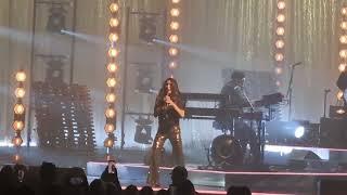 Jenifer danse le Madison avec son public - N°9 Tour - Amiens 240323