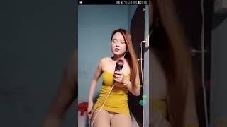 Bigo live vừa hát để lộ quần lót.