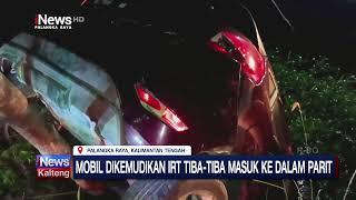 PALANGKA RAYA MOBIL DIKEMUDIKAN IRT TIBA TIBA MASUK KE DALAM PARIT