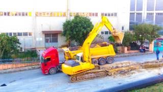 #KEPÇE KUM DOLDURUYOR #kepçeler#çalışması#inşaat#videoları#hafriyat#dozer#paletli#büyük#sesi#kamyon#