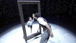 Un homme découvrant son reflet enfant dans un miroir danse contemporaine- Sadopter Soi