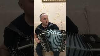 Татарстанның атказанган артисты Рөстәм Закиров моңлана.
