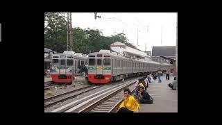 Mengenang KRL Commuter line dengan livery hijau kuning dan biru kuning akan berangkat dari stasiun