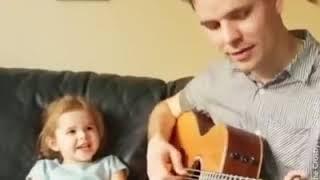 Papà e figlia cantano insieme.