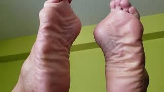 WRINKLED LATINA SOLES IN THE AIR...