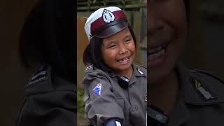 POLISI WANITA SALAH TILANG