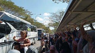 KEHEBOHAN WARGA WARGI LOMBOK NTB SAAT BUS CALON HAJI TIBA DI BANDARA LOMBOK NTB